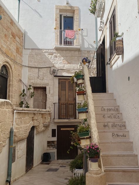 Polignano A Mare Italy, Neapolitan Novels, Old Town Italy, Bari Puglia, Work Places, Moving To Italy, Italian Aesthetic, Puglia Italy, Italy Aesthetic