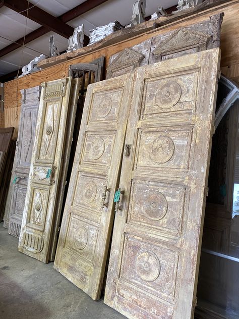 Antique Double Doors Entrance, Vintage Wooden Doors Rustic, Interior Antique Doors, Antique Wood Doors, Old Wooden Doors Interior, Antique Bedroom Doors, Old Antique Doors, Antique Sliding Doors, Antique Closet Doors