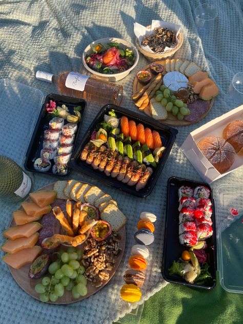 Healthy Picnic Aesthetic, Picnic Aesthetic For Two, Japanese Picnic Aesthetic, Picnic Food Ideas Beach, Sushi Beach Picnic, Bento Box Picnic, Asian Picnic Food, Beach Picnic Food Ideas Simple, Picnic Food Ideas Aesthetic Junk Food