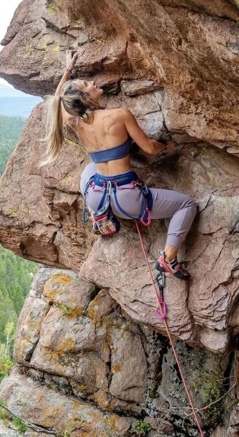 Rock Climbing Photography, Rock Climbing Women, Free Climbing, Climbing Outfits, Climbing Girl, Climbing Workout, Rock Climbers, Mountain Climbing, Granola Girl