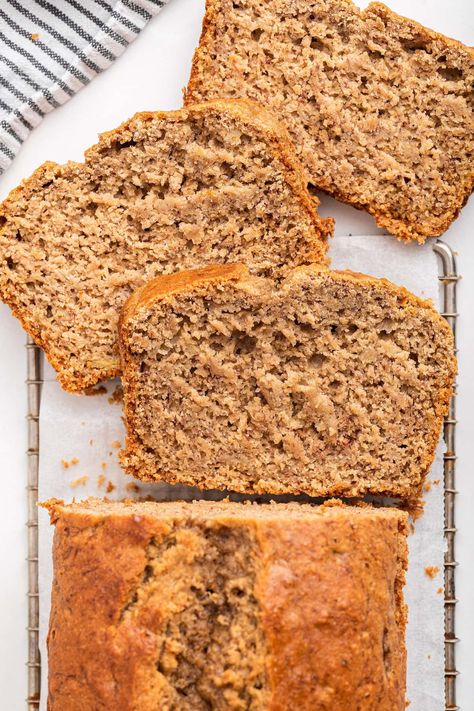 This oat flour banana bread is the BEST gluten-free banana bread recipe! It's moist, fluffy, naturally sweetened with maple syrup and comes together quickly. Oat Banana Bread, Oat Flour Banana Bread, Banana Oat Bread, Gluten Free Banana Bread Recipe, Oat Bread, Zucchini Banana Bread, Eating Bird Food, Paleo Banana Bread, Flours Banana Bread