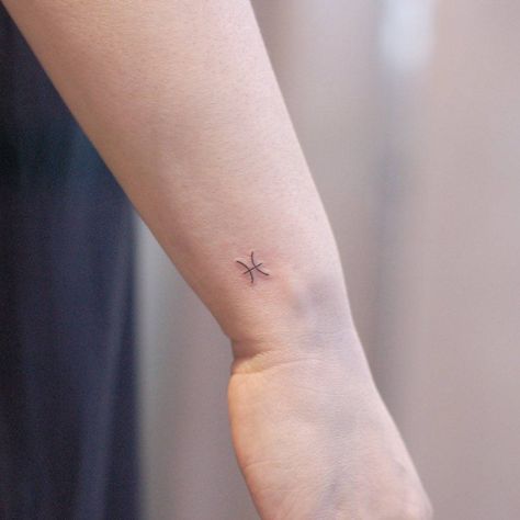 Pices Zodiac Tattoo Women, Pisces Zodiac Symbol, Button Tags, Maching Tattoos, Glyph Tattoo, Tato Minimal, Astrology Tattoo, Pisces Tattoos, Symbol Tattoo