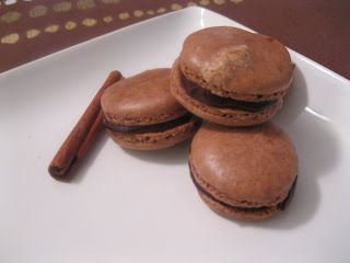 Gingerbread Ganache, Chocolate Macarons, Ganache Filling, Macaron Cookies, Macaron Recipe, Whoopie Pies, Baking And Pastry, Macaroons, Hamburger Bun