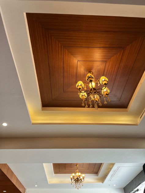 False Ceiling Unique Design, Foyer Wooden Ceiling, Wooden Ceiling Design Bedroom Modern, False Ceiling Wooden Designs, Pop Work On Wall, False Celing Roof Design, Wooden Fall Ceiling, Wooden False Ceiling Design Living Rooms, Pvc False Ceiling Design For Living Room