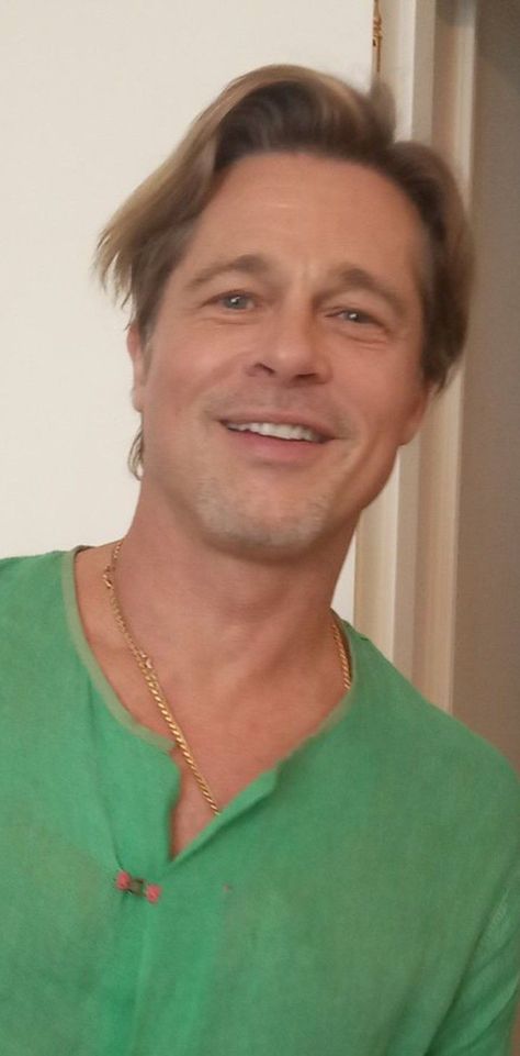 Brad Pitt Selfie, Brad Pitt Pictures, Brad Pitt Photos, Christ Tattoo, Bullet Train, Charlie Hunnam, Photography Poses For Men, Elon Musk, Cartoon Pics