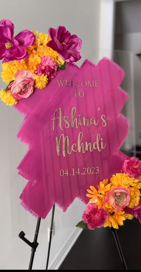 Mehandi Wedding Decoration, Mehedi Programme Decorations, Mehndi Set Up At Home, Mehndi Night Decoration At Home, Welcome Mehendi Board, Mehndi At Home Decor, Home Mehendi Decor Ideas, Mendhi Decorations Ideas, Mehendi Decorations At Home