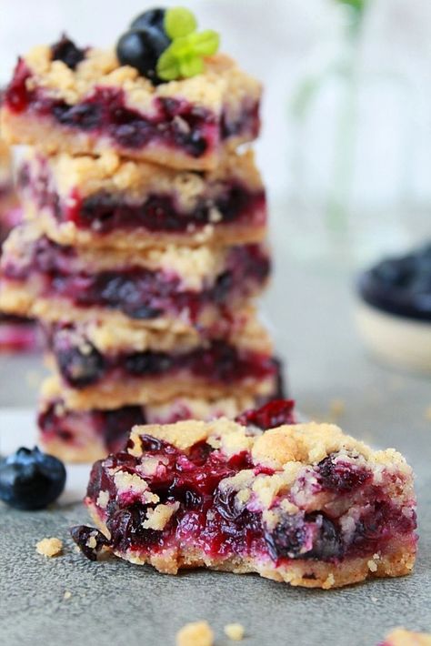 Blueberry Crumb Bars {Eggless} - Aromatic Essence Pastel, Blueberry Crumb Bars, Blueberry Crumble Bars, Blueberry Bars, Blackberry Crumble, Crumb Bars, Blackberry Recipes, Blueberry Cookies, Crumble Bars