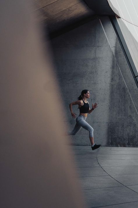 Running with Under Armour on Behance Fitness Lifestyle Photography, Sports Fashion Photography, Urban Running, Urban Fitness, Sports Campaign, Gym Photoshoot, Foto Sport, Running Photography, Inspiration Photoshoot