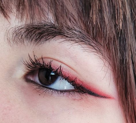 Red And Black Aesthetic Makeup, Black Red And White Makeup, Red Smokey Eyeliner, Eyeliner With Red Eyeshadow, Black And White Outfit Makeup, Graphic Eyeliner Red And Black, Maroon Eyeliner Looks, Red Eyeliner Hooded Eyes, Red Black White Makeup