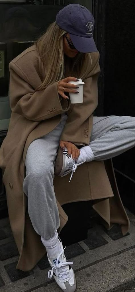 Street Sporty Style, Aw 2023 Street Style, Copenhagen Street Style Autumn, Street Wear 2023 Woman, Fall Streetwear 2023, Casual Autumn Outfits 2023 Women, Sports Luxe Street Style, Fall 2023 Streetwear, Street Style Women 2024