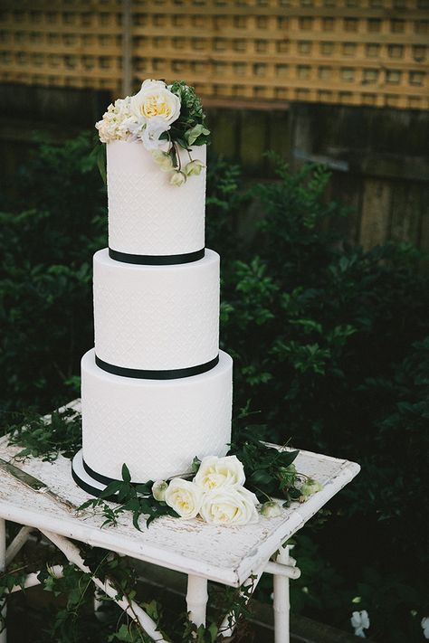 Wedding Cake Options, Black And White Wedding Cake, Green Wedding Cake, Black And White Wedding Theme, Black Wedding Cakes, Nye Wedding, Karen Willis Holmes, White Wedding Theme, White Wedding Cakes