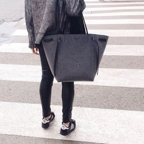 YOU (via Bloglovin.com ) Petra Karlsson, Sneakers Celine, Bag Street Style, Minimal Classic Style, Celine Tote, Fashion Gone Rouge, Flannel Fashion, Lovely Photo, Grey Bag