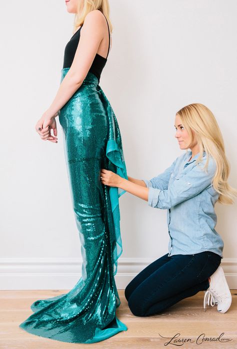 Lauren Conrad's DIY Mermaid Halloween Costume {easy to make and so cute} Mermaid Costume Top, Costumes Faciles, Mermaid Halloween Costume, Diy Fantasia, Snowman Costume, Kostuum Halloween, Mermaid Halloween Costumes, Costume Carnaval, Diy Mermaid