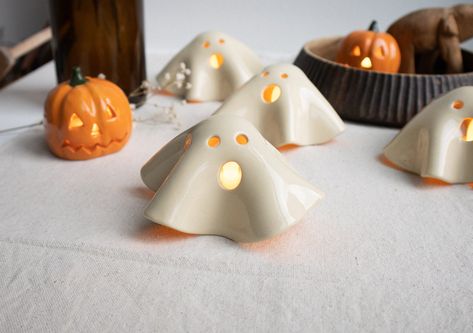 Perfect handmade gift! Clay Slab Ideas, Fall Ceramics, Ceramic Ghost, Halloween Ghost Decorations, Halloween Clay, Cerámica Ideas, Clay Hand, Ceramic Boxes, Chocolate Caliente