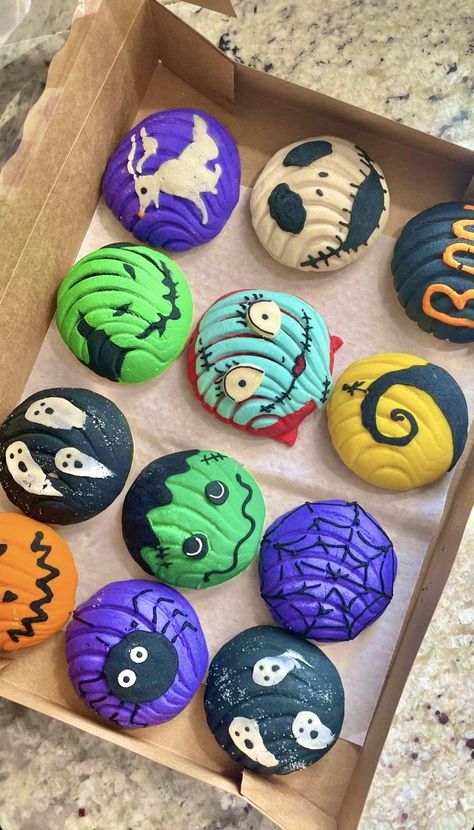 Spooky Conchas, Pumpkin Conchas Recipe, Halloween Conchas Pan Dulce, Coco Cupcakes, Halloween Bakery Ideas, Concha Designs, Halloween Conchas, Concha Cupcakes Recipe, Conchas Recipe