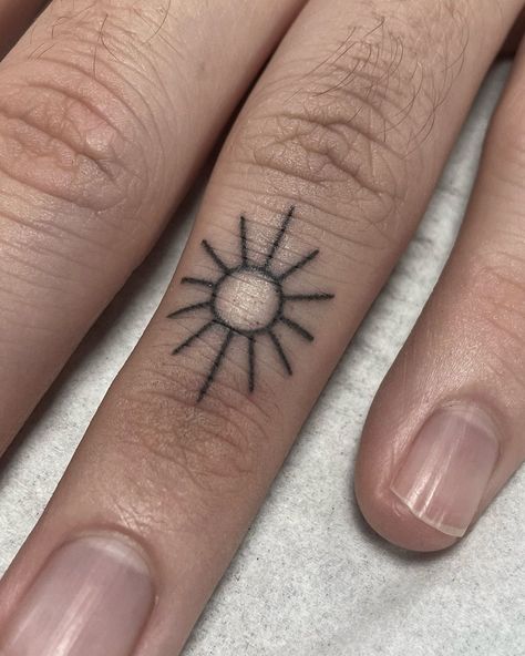 Toe Tattoos, Stick Poke Tattoo, Hippie Tattoo, Finger Tats, Finger Tattoo Designs, Sick Tattoo, Petite Tattoos, Stick N Poke Tattoo, Sun Tattoos