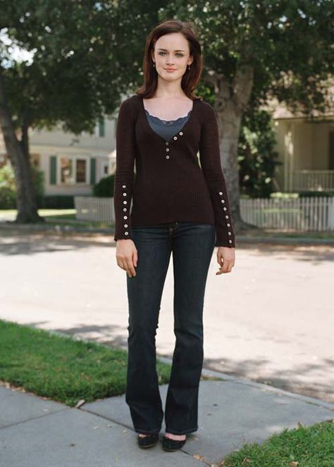 Mid-2000s Fashion: A Requiem | cookies + sangria Mid 2000s Fashion, Rory Gilmore Style, Gilmore Girls Fashion, Gilmore Girls Outfits, The Gilmore, Gilmore Girls Seasons, 2000s Fashion Trends, Gilmore Girl, Rory Gilmore