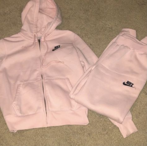 Nike Sweatsuit Outfits Women, Nike Matching Set Outfit, Nike Sets, Sweat Suits Outfits, Pink Sweatsuit, Vibe Board, Nike Sweatsuit, Cute Nike Outfits, Pink Nike