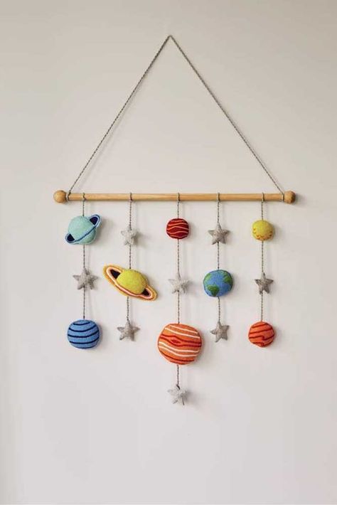 Kids Wall Hanging, Hanging Craft Ideas, Felt Wall Hanging, Hanging Craft, Fabric Wall Hanging, Hanging Home Decor, Wall Hanging Crafts, Wall Hanging Diy, Baby Diy