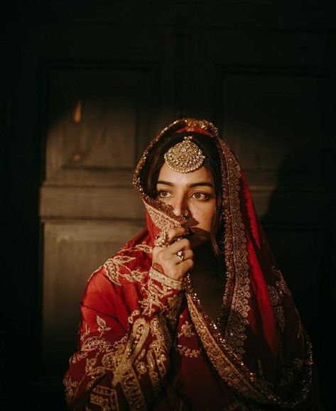 Heeramandi Poses, Heeramandi Aesthetic Photoshoot, Heeramandi Photoshoot, Punjabi Photoshoot, Punjabi Photography, Punjabi Aesthetic, Jewellery Fashion Shoot, Punjab Culture, Sunset Shoot