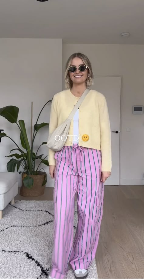 Summer Street Style Midsize, Outfit Ideas Colourful, Pastel Pants Outfit, Colorful Clothes Aesthetic, Pink Jeans Outfit, Sunday Fits, New Mom Style, Outfit Ideas Midsize, Outfit Ideas Colorful