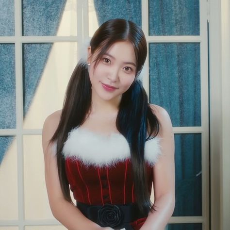 Yeri Red Velvet, Getting Over Her, Kim Yerim, Christmas Icons, Girl Icons, Kpop Girl Groups, Beautiful Christmas, South Korean Girls, Make Me Smile