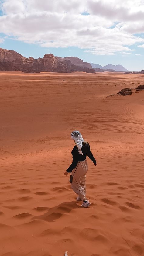 Jordan Instagram Pictures, Wadi Rum Jordan Outfit, Wadi Rum Photo Ideas, Wadi Rum Outfit, Levantine Aesthetic, وادي رم, Jordan Desert, Jordan Trip, Jordan Flag