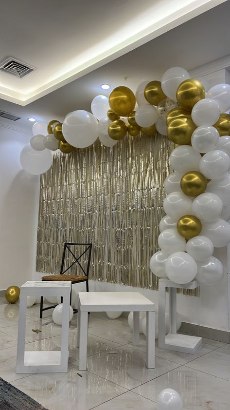 Graduation Decoration Ideas 2023, White And Gold Theme Graduation Party, Grad Decoration Ideas Easy Diy, Graduation Party Ideas White And Gold, Open House Backdrop, Gold And White Graduation Party Ideas, White And Gold Grad Party, Farewell Backdrop Ideas, Farewell Party Decorations School