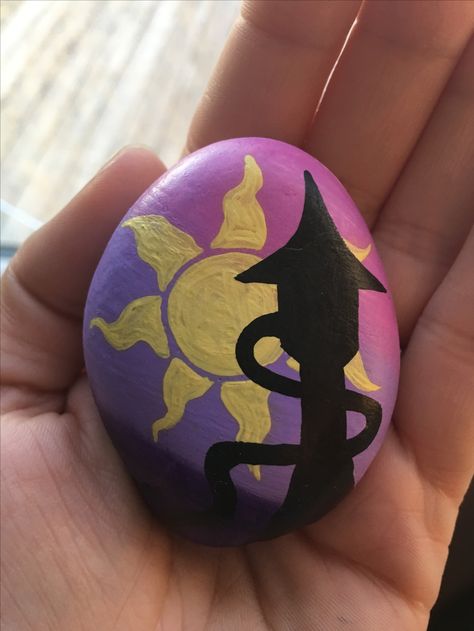 Tangled painted rock Disney Canvas Art, Disney Canvas, Disney Paintings, Diy Rock Art, Diy Disney, Painted Rocks Diy, Rock Painting Ideas Easy, Rock Painting Patterns, Painting Rocks