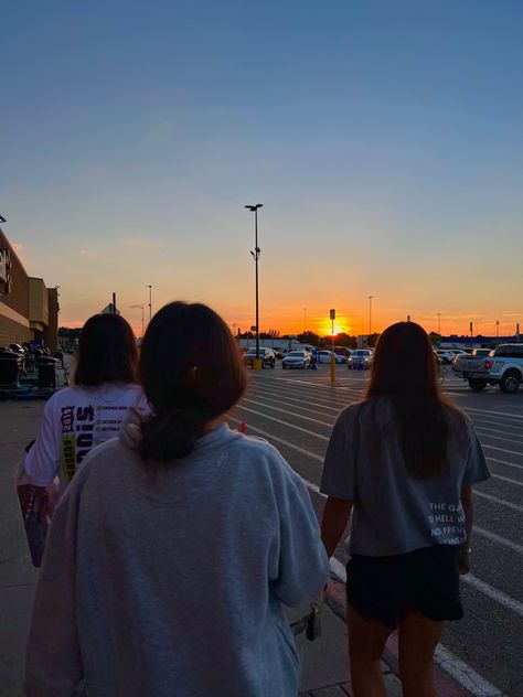 Sunset Aesthetic Friends, Sunset Picnic, Hanging Out With Friends, Friends Sunset, 4 Sisters, Friends Hanging Out, Best Friend Activities, Vision Board Pictures, Aesthetic Friends