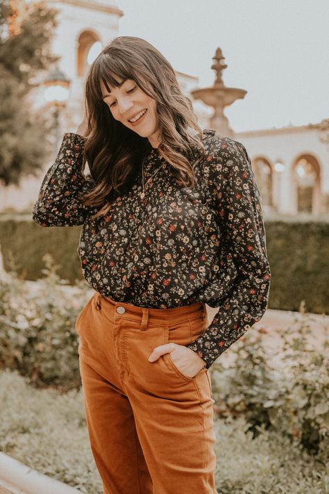 Classic Floral Print Fall Blouse, Fall Floral Embroidery Brown Blouse, Fall Floral Print Patterned Shirt, Fall Blouses For Women, Anastasia Outfit, Vintage Brown Blouse With Floral Print, Brown Floral Print Long Sleeve Tops, Floral Blouse Outfit, Fall Blouses