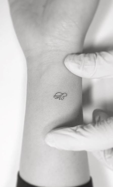 Small Turtle Tattoo, A Small Tattoo, Tattoo Diy, Small Turtle, Tattoo Dotwork, Lady Bug Tattoo, Tattoo Trend, Cat Tattoos, Inspiration Tattoos