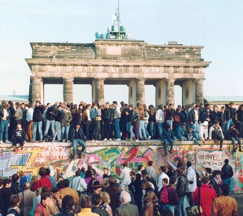 Berlin Wall Fall, The Berlin Wall, 9 November, Bloc Party, History Professor, West Berlin, Reunification, Berlin Wall, East Germany