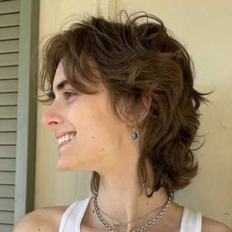 70s Womens Short Hair, Short Hair Wavy Perm, Chin Length Mullet, Queer Shoulder Length Hair, Clairo Short Hair, Short Haircut Women Layers, Short Wavy Wolfcut, Curly Tomboy Haircut, Queer Shag Haircut