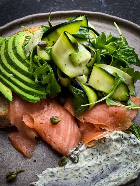 A classic marriage of savoury smoked salmon with creamy avocado and then a pop of freshness with the zucchini ribbons, arugula and mint leaves. A delicious, easy salad meal all in one. Salmon Avocado Salad, Smoked Salmon Salad, Smoked Salmon Recipes, Zucchini Ribbons, Salmon Avocado, Easy Salad, Avocado Salad, Fresh Salads, Easy Salads