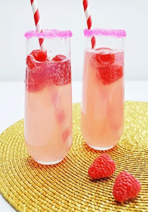 This small-batch Raspberry Lemonade Mimosa recipe made with with champagne and raspberry lemonade is a great cocktail for Valentine's Day or brunch with the girls. Pink Mimosa Recipe Champagne, Processco Cocktails, Drinks With Champagne, Mimosa Recipe Champagne, Lemonade Mimosa, Fruit Champagne, Champagne Recipe, Mimosa Recipe, Champagne Brunch