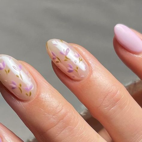 Nails By DanielleKatie on Instagram: "Have I mentioned florals are my favourite? 😅💜🤍  @theprogeluk Heather, Mauve & Stayin Alive 💜  @nailstampingqueenuk My favourite Ice Queen Chrome 🤍  Use BA code DAN10 for a discount on your orders 💜  #springnails #springnailart #nailart #nailartaddict #theprogeluk #nailstampingqueenuk #pastelnails #floralnails #floralnailart #flowernails #abstractnailart #prettynails #nailsonfleek #nailsonpoint #showscratch #nailitdaily #nailinspiration #nailideas #nailinspo #simplenails #simplenailart #purplenails #shinynails #healthynails #naillove #nailsofinstagram #nailobsession #nailworld #chromenails #purplenails💜" Mauve Prom Nails, Flowery Short Nails, Floral Nail Inspiration, Mauve Floral Nails, Floral Purple Nails, Floral Chrome Nails, Soft Floral Nails, Lilac Silver Nails, Short Almond Aura Nails