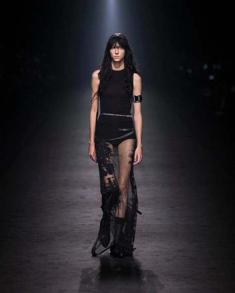 Looks S/S 24 – Ann Demeulemeester Sun Dress Casual, Paris Fashion Week Runway, Fashion Runway Show, Catwalk Collection, Fashion Design Portfolio, Total Black, Spring Summer 2024, Ann Demeulemeester, Fashion Week Spring