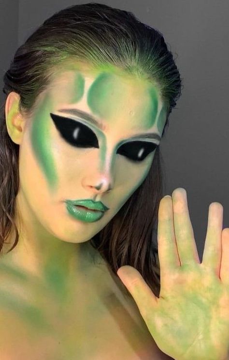 Easy Alien Makeup, Alien Costume Ideas, Alien Face Paint, Alien Dress, Alien Costume Women, Alien Halloween Makeup, Alien Halloween Costume, Maquillage Yeux Cut Crease, Alien Makeup