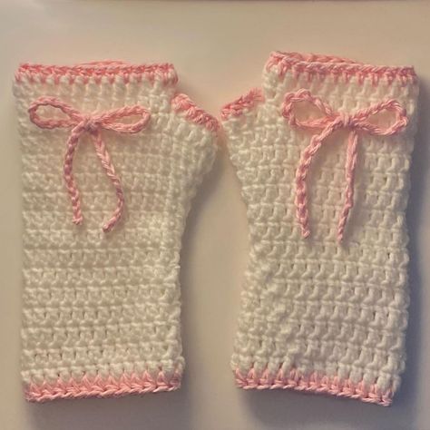 (＾◡＾)◞♥ on Instagram: “the CUTEST white & pink customs check highlights for purchase info 💓💓” Aesthetic Crochet Hand Warmers, Kawaii Arm Warmers, Kawaii Crochet Clothes, Crochet For Winter, Crochet Arm Warmers, Crochet Hand Warmers, Cheonan, Crochet Leg Warmers, Crochet Business