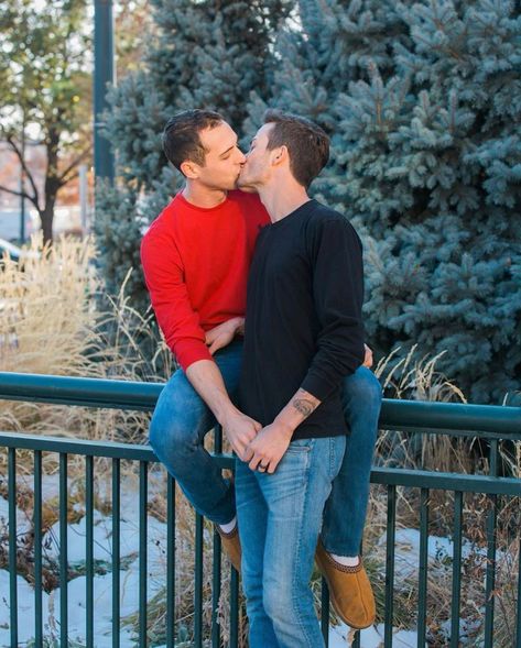 2 Guys Kissing, 80s Gays, I Feel Weak, Gay Men Photography, The Gay Awakening, Twin Guys, Love Kisses And Hugs, Couples Kiss, Couple Inspo