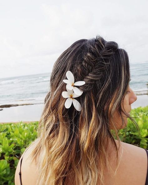 7 of The Hottest Hawaiian Hairstyles to Try in 2020 Luau Hair, Hawaii Hairstyle, Short Hair Brown, Simple Braids, Hawaii Hair, Hawaiian Hairstyles, Fishtail Hairstyles, Traditional Hairstyle, How To Curl Short Hair