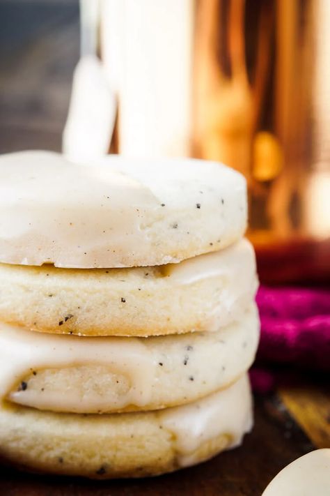 These Vanilla Chai Shortbread Cookies are simple with a little spice and a whole lot of cozy! Chai Shortbread, Gooey Cookies, Shortbread Cookie Recipe, Vanilla Chai, Low Carb Cookies, Think Food, Tea Cakes, Shortbread Cookies, Holiday Baking