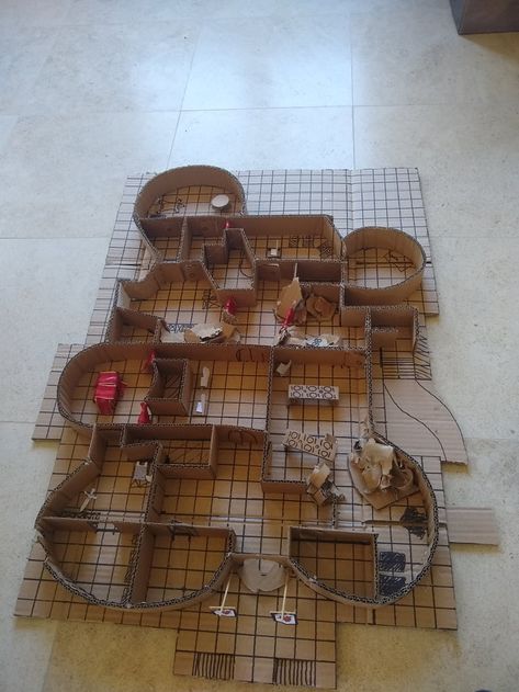 Cragmaw castle built out of cardboard Tumblr, Dnd Cardboard Terrain, Diy Dnd Map, Dnd Terrain Diy Cardboard, Dnd Figures Diy, Dnd Paper Miniatures, Dnd Cardboard, Diy Dnd Terrain, Diy Dnd Props