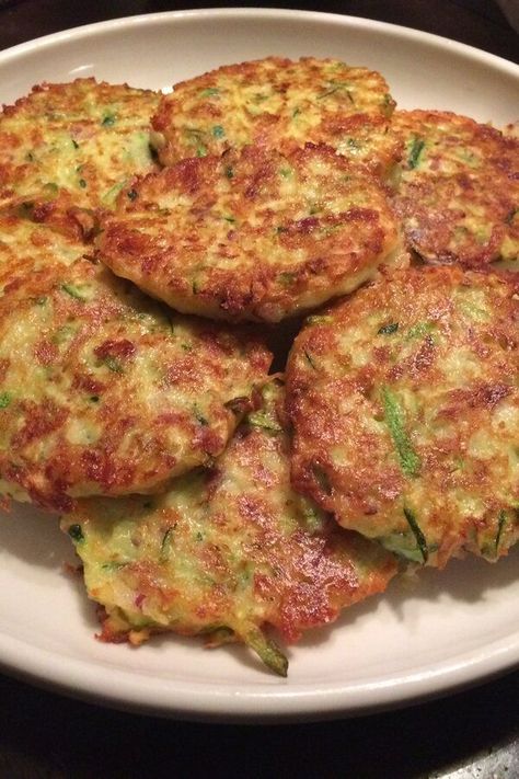 Zucchini Patties Recipes, Zucchini Patties, Grated Zucchini, Zucchini Pancakes, Zucchini Fritters, Shredded Zucchini, Veggie Side Dishes, Squash Recipes, Zucchini Recipes