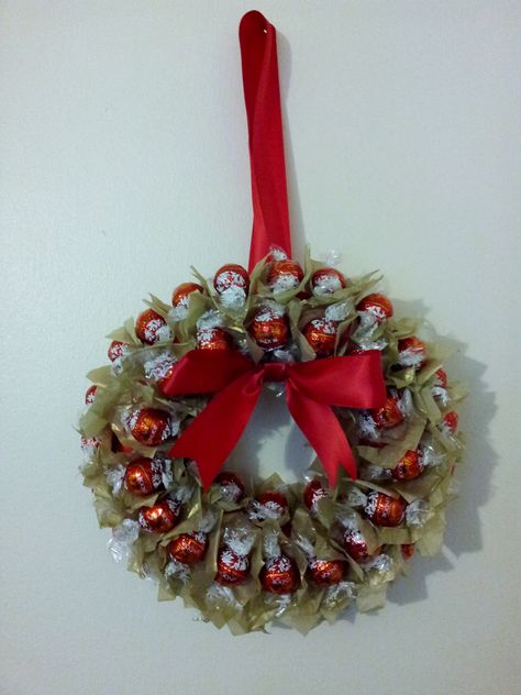 Lindt Lindor Sweet Wreath Sweet Wreath, Lindor Truffles, Candy Centerpiece, Lindor Chocolate, Diy Christmas Decorations For Home, Easy Crafts To Sell, Chocolate Balls, Candy Bouquets, Sweet Trees