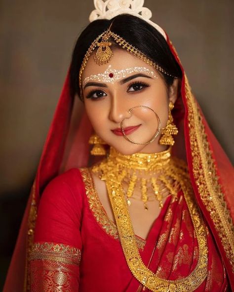 Haldi Look For Bride, Bollywood Makeup, Indian Bride Makeup, Bengali Bridal Makeup, Indian Wedding Bride, Bridal Makeup Images, Bengali Bride, Desi Bride, Bridal Makeup Wedding