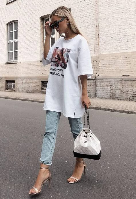 Oversized Summer Outfit, Printed Tshirt Outfit, Outfit Ideas Oversized, Oversized Tee Outfit, White Tshirt Outfit, Oversized Shirt Outfit, Oversize Tshirt Outfits, Oversize Outfit, Tee Shirt Outfit