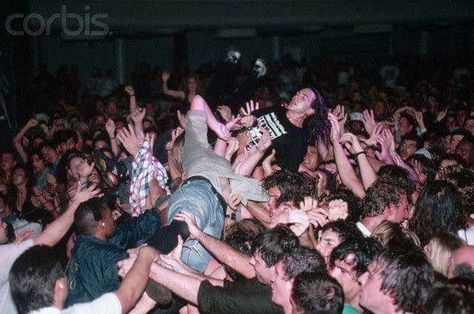 Eddie Vedder Stage Dive Aesthetic, Stage Dive, Punk Concert, Velvet Goldmine, Wolf Star, 90s Alternative, Pearl Jam Eddie Vedder, 90s Rock, Nostalgia Core