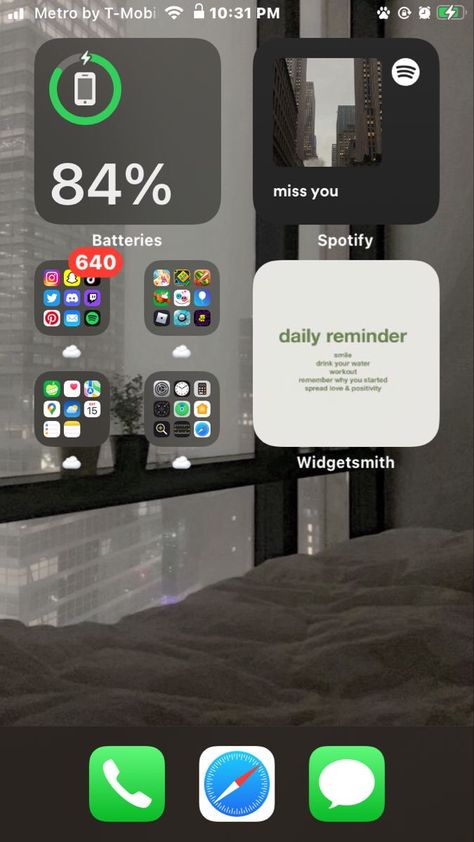 App Home Screen, Lockscreen Ios, Ios Update, Ios Ideas, Iphone Home Screen Layout, Phone Inspo, Iphone Organization, Iphone App Layout, App Layout